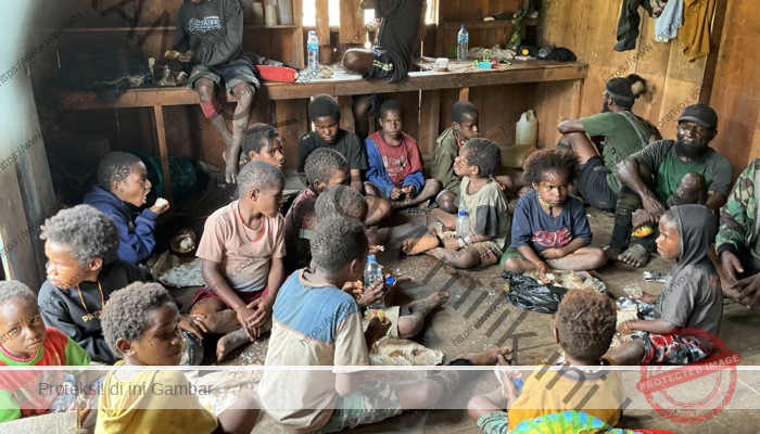 Kondisi masyarakat yang mengungsi di salah satu distrik di Kabupaten Nduga, Papua Pegunungan.