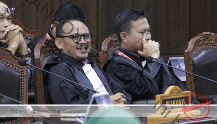 Kuasa Hukum Pemohon hadir pada persidangan Pengucapan Putusan Perkara Nomor 283/PHPU.BUP-XXIII/2025 Perselisihan Hasil Pemilihan Umum Bupati Kabupaten Puncak, Senin (24/2) di Ruang Sidang Pleno MK. Foto Humas/Bayu