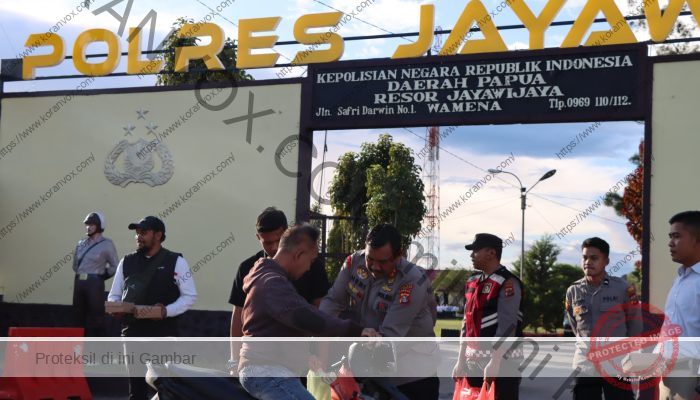 Polres Jayawijaya bersama Wartawan Bagi Takjil di Wamena