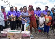 Ketua TP PKK Papua Pegunungan Tinjau Kesehatan Warga Kampung Abusa dan Serahkan Bantuan Pangan