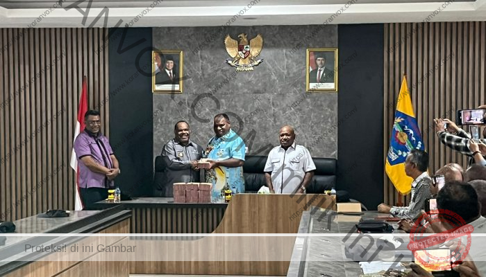 Terpanggil Bantu Kabupaten Induk, Bupati Yahukimo Salurkan Rp 1 Miliar Korban Banjir di Jayawijaya