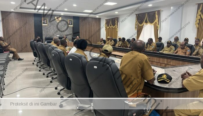 Bupati Jayawijaya Serahkan SK Plt kepada 25 Kepala Distrik