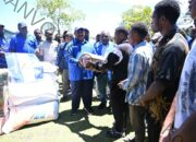 Ketua DPD Partai Demokrat Papua Pegunungan Ones Pahabol didampingi pengurus partai menyalurkan bantuan sosial kepada masyarakat di Piramid, Kabupaten Jayawijaya pada momentum HUT Partai Demokrat ke 24.Selasa (09/9/2025)