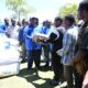 Ketua DPD Partai Demokrat Papua Pegunungan Ones Pahabol didampingi pengurus partai menyalurkan bantuan sosial kepada masyarakat di Piramid, Kabupaten Jayawijaya pada momentum HUT Partai Demokrat ke 24.Selasa (09/9/2025)