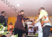 Gubernur John Tabo Serahkan Bantuan Rp10 Miliar untuk Gereja Katolik Dekenat Papua Pegunungan