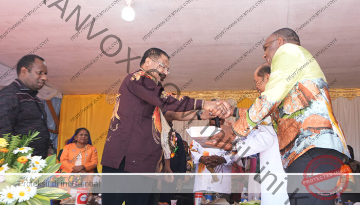 Gubernur John Tabo Serahkan Bantuan Rp10 Miliar untuk Gereja Katolik Dekenat Papua Pegunungan