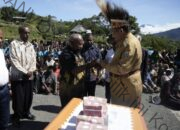 Gubernur John Tabo Hadiri Rapat Tahunan GIDI di Kembu, Serahkan Bantuan Rp1 Miliar