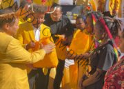 HUT Ke-61 Partai Golkar, Bahlil Lahadalia Salurkan 600 Paket Sembako Gratis di  Wamena Papua Pegunungan