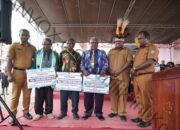 Gubernur John Tabo Salurkan Bantuan Gereja Rp.1,25 Miliar di Yahukimo