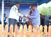 Gubernur John Tabo Sumbang Rp100 Juta untuk Konferensi Gereja KINGMI  Klasis Pugima