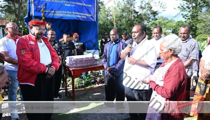 Gubernur John Tabo Salurkan Bantuan Rp 3 Miliar untuk Pembangunan Gereja Kingmi di Wesaput