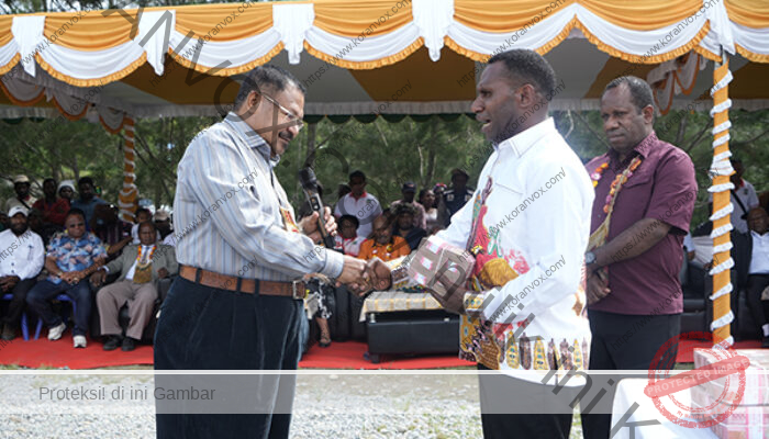 Gubernur John Tabo Gelontorkan Dana Rp 500 Juta untuk Gereja Babtis Agamua