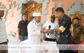 Gubernur John Tabo Serahkan Rp 500 Juta untuk Pura Tirta Wijaya, Tegaskan Makna Toleransi dan Tiga Pilar Pembangunan