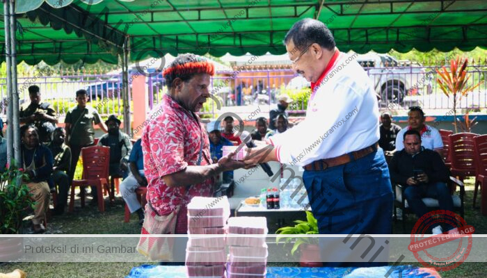 Gubernur John Tabo Serahkan Bantuan Rp1 Miliar untuk Pembangunan Gedung Soska Stasi Petrus Holima