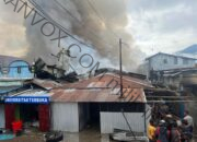 Kobaran Besar Api Hanguskan Barak Polisi dan Ruko di Wamena