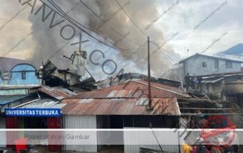 Kobaran Besar Api Hanguskan Barak Polisi dan Ruko di Wamena