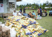 Gubernur Papua Pegunungan Serahkan Bantuan Bahan Pokok bagi Masyarakat Nduga di Wamena
