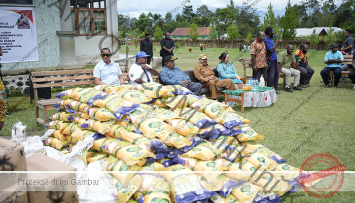 Gubernur Papua Pegunungan Serahkan Bantuan Bahan Pokok bagi Masyarakat Nduga di Wamena