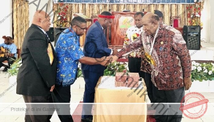 Gubernur Papua Pegunungan Serahkan Bantuan Rp 500 Juta untuk Konferensi GMAHK 2025 di Wamena