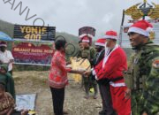 Sambut Natal, Satgas Yonif 400/Banteng Raiders Bagikan Bingkisan Bagi Masyarakat Papua