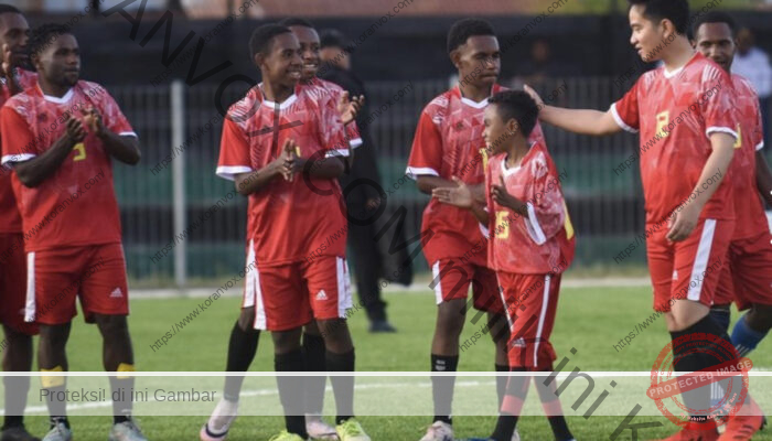 Tiba di Wamena, Wapres Gibran Main Bola Bareng Anak SSB dan Cetak Dua Gol