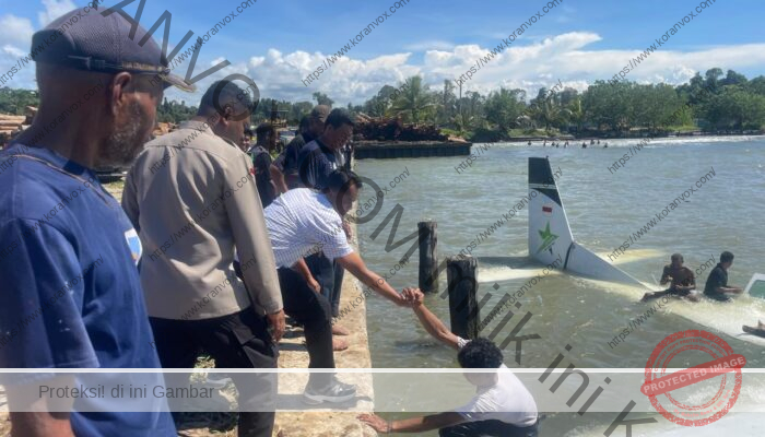 Pesawat Smart Air Bawa 13 Penumpang Jatuh di Pantai Nabire