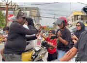 Perkuat Toleransi Roberth Yulius Berbagi Takjil Jelang Waktu Buka Puasa