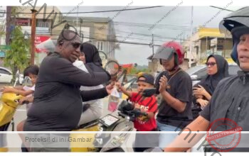 Perkuat Toleransi Roberth Yulius Berbagi Takjil Jelang Waktu Buka Puasa