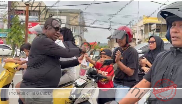 Perkuat Toleransi Roberth Yulius Berbagi Takjil Jelang Waktu Buka Puasa